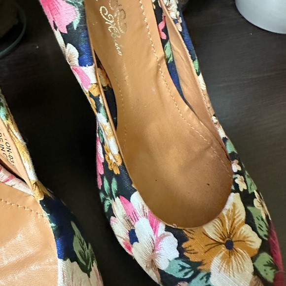 Size 6 1/2 -7 flowered heels NWOT - Picture 7 of 8